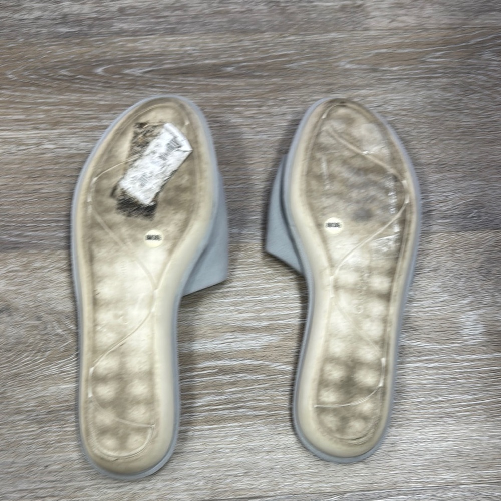 Corso Como Women's Light Gray Suede Sandals Size 8M - Picture 3 of 3